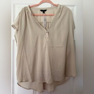 Banana Republic Cream V-Neck Short Sleeve Blouse